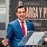 El presidente de la Junta de Andalucía, Juanma Moreno, en la localidad granadina de Benalúa de las Villas