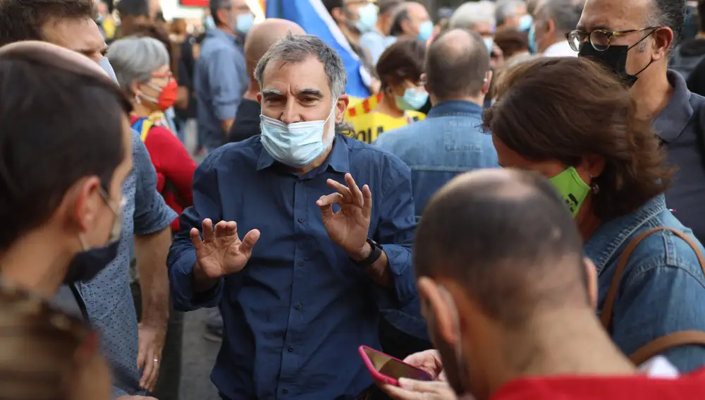 El presidente de Òmnium Cultural, Jordi Cuixart, en la concentración convocada junto a Elisenda Paluzie (ANC), de espaldas, y Jordi Turull (JxCat).