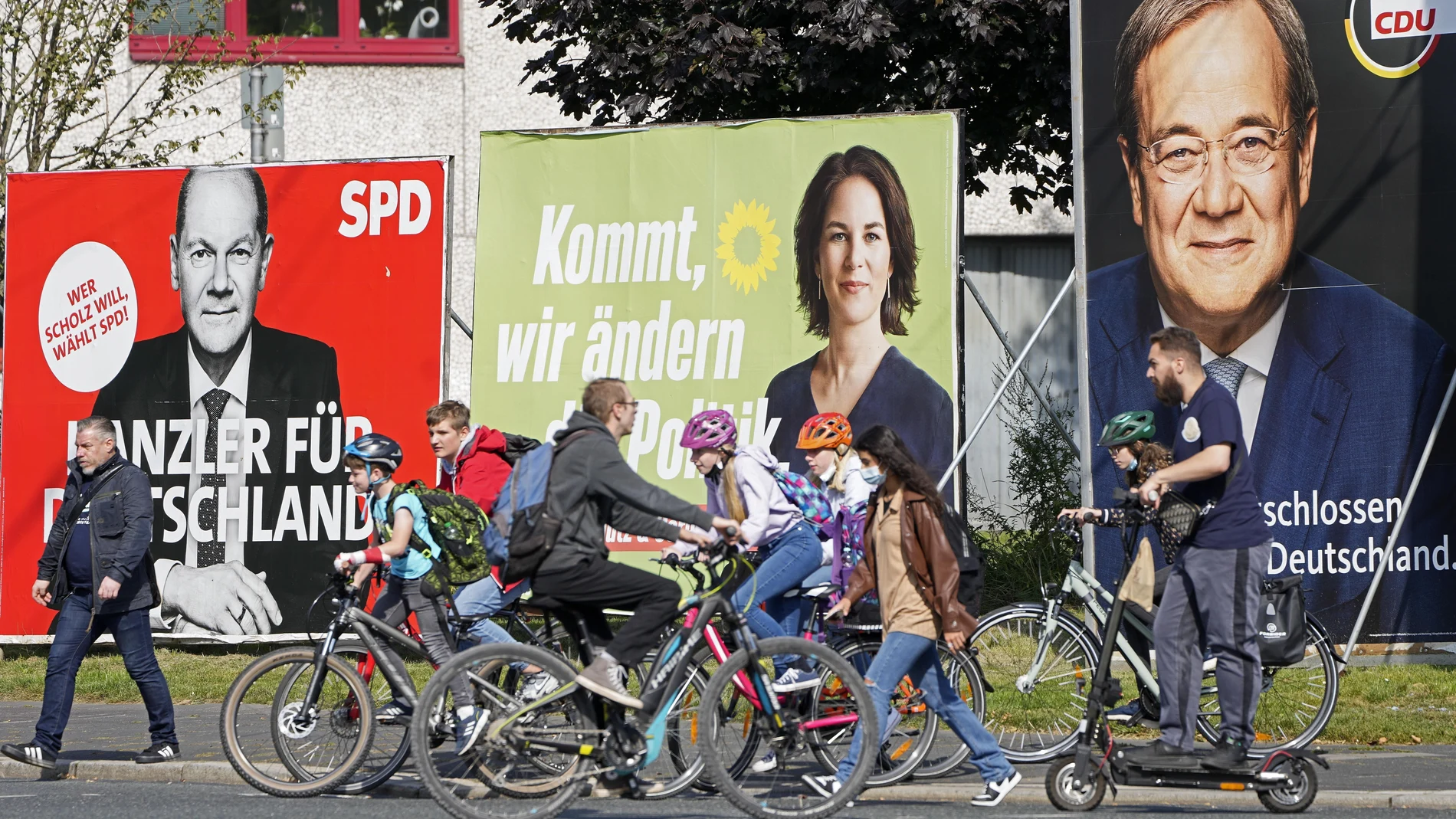 Carteles electores de Olaf Scholz (SPD), Annalena Baerbock (verdes) y Armin Laschete (CDU/CSU) en Gelsenkirchen