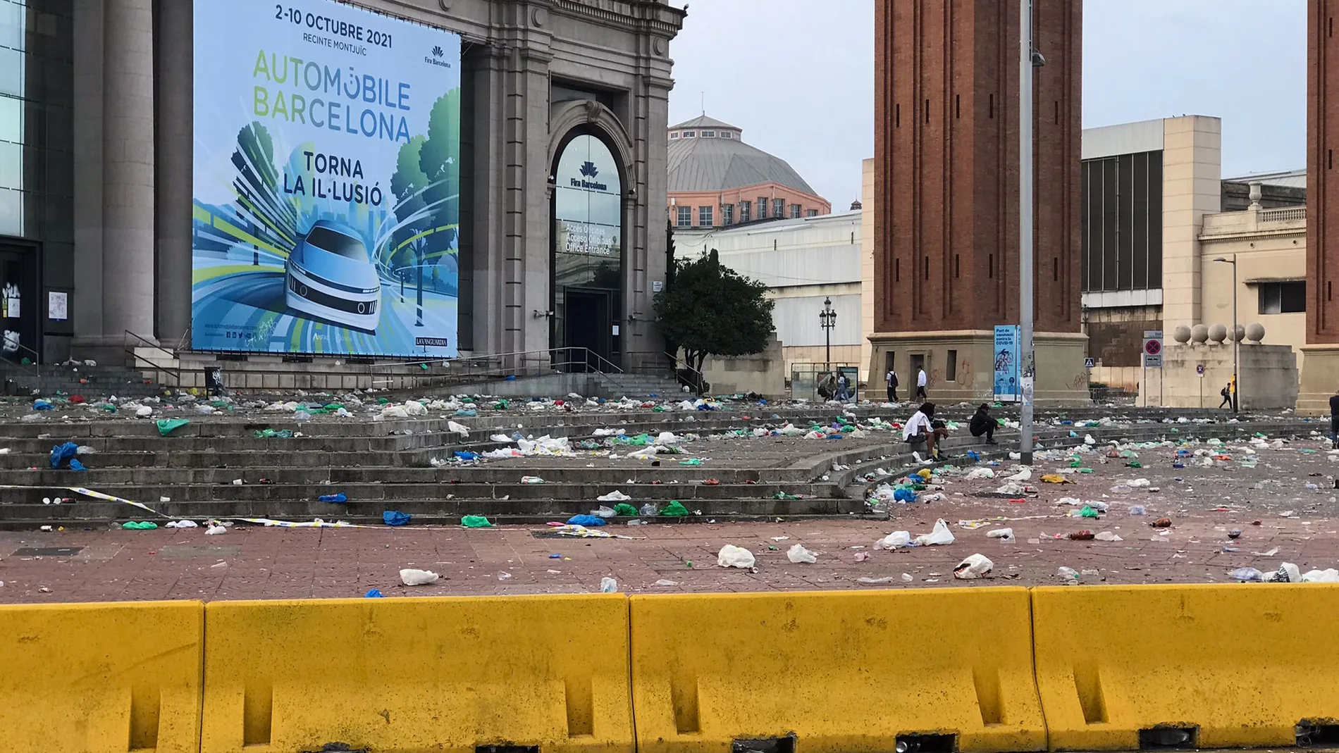 Destrozos tras los botellones de las Fiestas de la Mercè