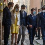 El delegado del Govern en Italia, Luca Bellizi; la consellera de Acción Exterior, Victòria Alsina; el vicepresidente del Govern, Jordi Puigneró; el presidente de la Generalitat, Pere Aragonès y el expresidente de la Generalitat Carles Puigdemont.