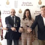 El presidente de la DO Ribera de Duero, Enrique Pascual, la alcaldesa de Aranda de Duero, Raquel González, el presidente de los hosteleros de España, Fernando de la Varga, y la actriz y embajadora oficial de Ribera del Duero y madrina de esta edición, Macarena Gómez brindan por la Hostelería