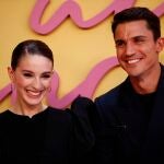 Los actores María Valverde y Álex González, protagonistas de la cinta, a su llegada a la presentación de la comedia "Fuimos Canciones", en el Centro Cultural Conde Duque, en Madrid.