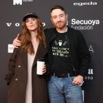 La creadora y directora de la serie, Leticia Dolera y el actor Manuel Burque, posan en el photocall de la presentación de la segunda temporada de la serie ‘Vida Perfecta’ - Marta Fernández Jara / Europa Press