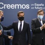 El presidente del partido Popular, Pablo Casado (c), junto al presidente de al Xunta, Alberto Núñez Feijóo (i), y el expresidente del Gobierno Mariano Rajoy al comienzo de la convención nacional que el PP