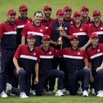 El equipo estadounidense posa con el trofeo después de ganar la Ryder Cup.