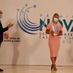 Javier Ortega entrega el Premio a Lydia Valentín