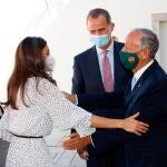 El rey Felipe VI (c) y la reina Letizia (i) saludan al presidente de Portugal, Marcelo Rebelo de Sousa (d) a su llegada a la Plaza de la Ciudadela en Cascáis (Portugal).