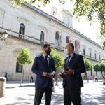 El presidente de la Junta, Juanma Moreno, y el ex alcalde de Tomares y senador, José Luis Sanz, futuro alcaldable en Sevilla