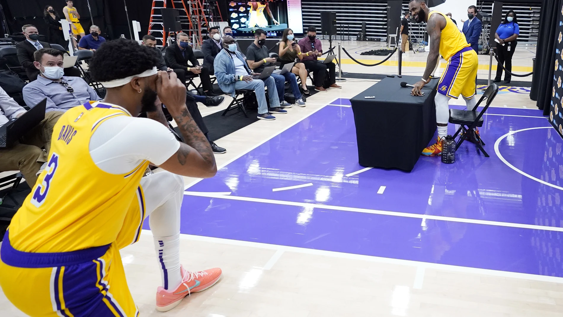 Anthony Davis saca una foto a LeBron James en el Media Day de Los Angeles Lakers
