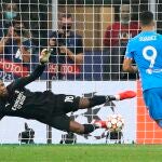 Luis Suárez marca de penalti el gol de la victoria ante el Milan