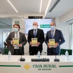 El consejero de Agricultura y Ganadería, Jesús Julio Carnero; el decano de COIACLC y coordinador de la publicación, Ignacio Mucientes; y el director general de Caja Rural de Zamora, Cipriano García
