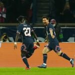 Idrissa Gueye con Messi durante un partido del PSG.