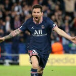 Leo Messi celebra su primer gol con el PSG