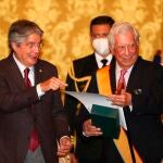 QUI01. QUITO (ECUADOR) 27/09/2021.- El presidente Guillermo Lasso (i), condecoró hoy lunes, en el Palacio de Gobierno, en Quito (Ecuador), con medalla al "mérito en Orden de Gran Cruz", al escritor peruano Mario Vargas Llosa (d), por su aporte a la difusión y promoción de la literatura. EFE/ José Jácome