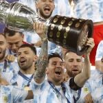 Messi, con el trofeo de campeón de América