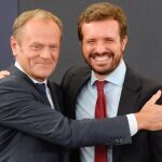 El presidente del PP, Pablo Casado, junto al expresidente del Consejo Europeo, Donald Tusk, intervienen en la convención nacional de su partido celebrada hoy en Valladolid.