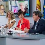 (I-D) La vicepresidenta segunda y ministra de Trabajo y Economía Social, Yolanda Díaz; la ministra Portavoz, Isabel Rodríguez; y el ministro de Inclusión, Seguridad Social y Migraciones, José Luis Escrivá, en rueda de prensa posterior al Consejo de Ministros