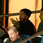 Sergio Ramos sigue el encuentro ante el Manchester City en el Parque de los Príncipes