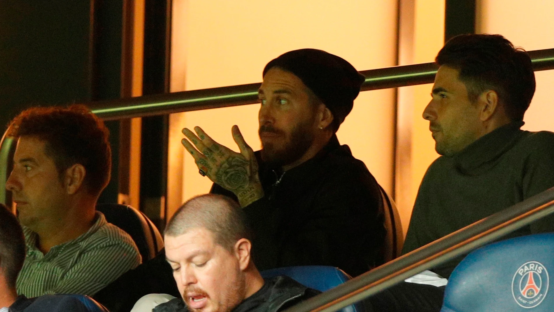 Sergio Ramos sigue el encuentro ante el Manchester City en el Parque de los Príncipes