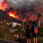 Una pareja observa la erupción del volcán Cumbre Vieja de La Palma en septiembre de 2021