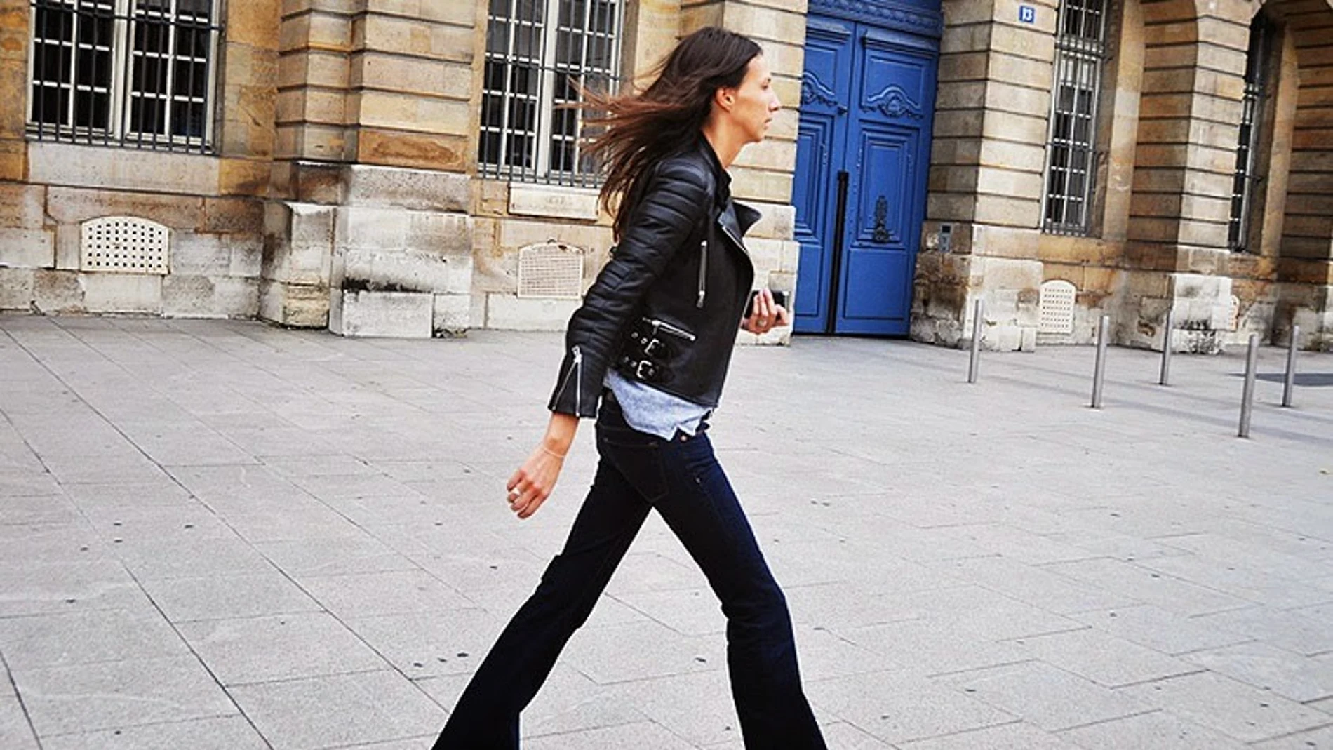 Un look de 10 con pantalón campana.