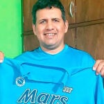 Hernán Florentín posa con la camiseta del Nápoles que le regaló Diego Maradona.