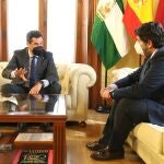 Los presidentes de Andalucía, Juanma Moreno (I), y Murcia, Fernando López Miras (d), antes de firmar la Declaración Institucional en Defensa del Trasvase Tajo-Segura. Almería a 19 de abril 2021