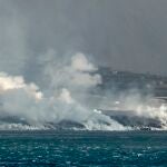 La colada del volcán de La Palma, que llegó al mar la pasada noche por el acantilado de Los Guirres en la costa de Tazacorte, sigue avanzando y formando un delta de lava.