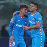Griezmann recibe la felicitación de Suárez tras su gol al Milan