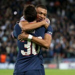 Messi celebra con Mbappé un tanto ante el Manchester City