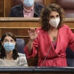 La ministra de Hacienda y Función Pública, María Jesús Montero, interviene en una sesión de control al Gobierno