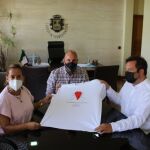 Presentación de la iniciativa de las camisetas solidarias "Fuerteventura, Territorio Solidario", con el empresario segoviano Jorge Peña, el presidente del Cabildo de Fuerteventura, Sergio Lloret López, y la consejera de Juventud, María Saavedra Hierro
