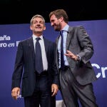 El líder del PP, Pablo Casado (d) junto al expresidente francés Nicolás Sarkozy (i)