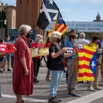 Asistentes en una concentración contra la visita del rey Felipe VI al Salón del Automóvil de Barcelona