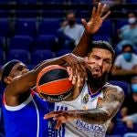 Vincent Poirier recibe la falta de Singleton