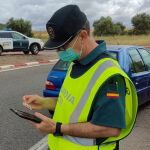 En la imagen, un guardia civil durante un control de carretera