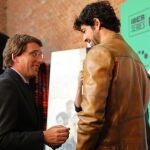 El alcalde de Madrid, José Luis Martínez-Almeida, conversa con el actor Miguel Ángel Muñoz durante su visita al festival internacional para profesionales del sector audiovisual 'Iberseries Platino Industria' - Isabel Infantes / Europa Press