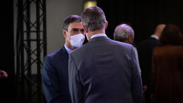 El presidente del Gobierno y el Rey Felipe VI, ayer en el Automobile de Barcelona