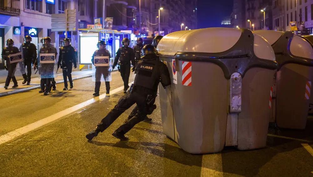 Un mossos antidisturbios empuja un contenedor durante una manifestación por el referéndum del 1-O en Cataluña, a 1 de octubre de 2021.Lorena Sopêna / Europa Press