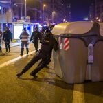 Un mossos antidisturbios empuja un contenedor durante una manifestación por el referéndum del 1-O en Cataluña, a 1 de octubre de 2021.Lorena Sopêna / Europa Press