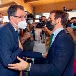 El presidente del Partido Popular Pablo Casado (d), saluda al exalcalde de Murcia José Ballesta (i), este viernes durante la convención nacional del PP en Cartagena. EFE/Marcial Guillén