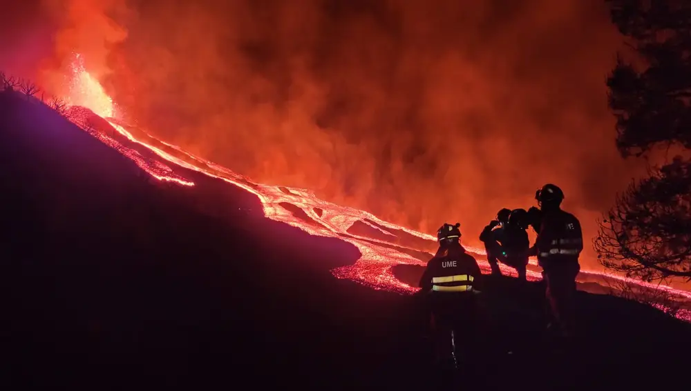 Raúl Pérez (IGME-CSIC) con la UME la madrugada del 28 de Septiembre haciendo el seguimiento de la colada de lava