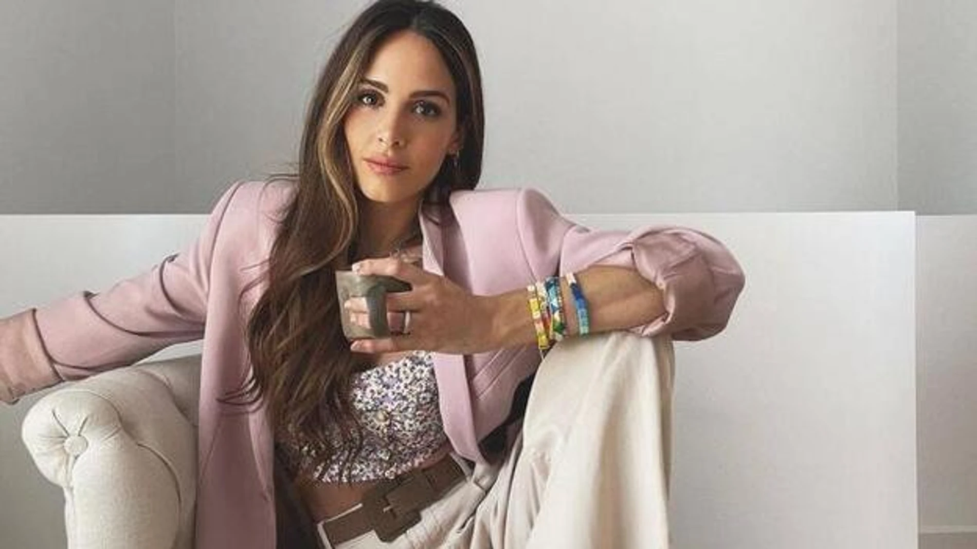 Rocío Osorno con pantalón de Mango.