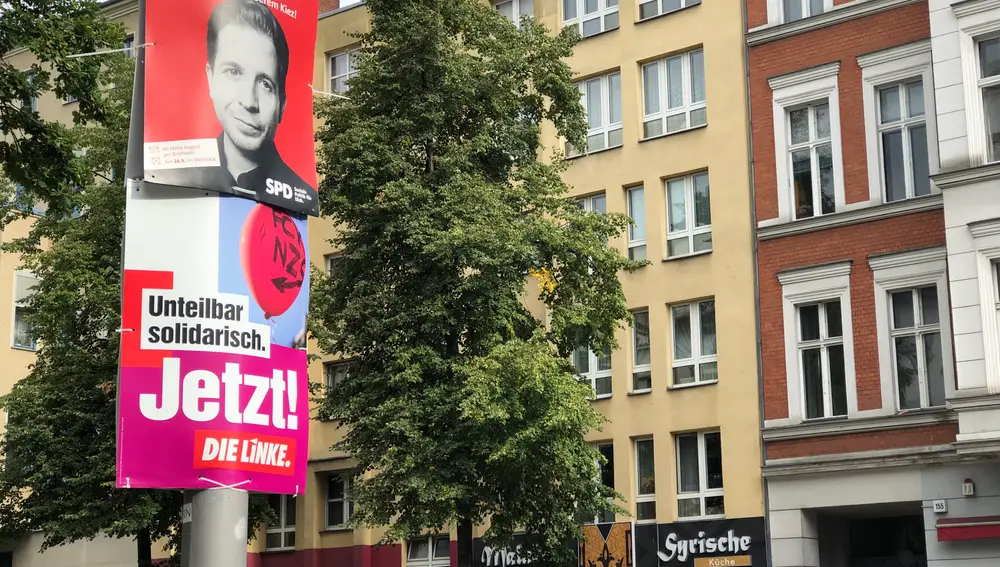 Cartel electoral de Kevin Kühnert, vicepresidente del SPD, en una calle de su distrito electoral en el barrio de Tempelhof-Schöneberg, donde ha desplazado a la CDU
