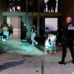 La policía en el bajo en donde se estaba realizando el macrobotelleo