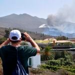 Un hombre observa el volcán de Cumbre Vieja, que este sábado continúa su actividad
