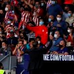 Simeone animando a la grada del Wanda Metropolitano