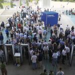 Militantes han tenido que quedarse fuera del recinto del Palau de Les Arts de Valencia donde hoy se celebra la convención del PP
