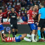 Acción de un partido entre el Sevilla y el Granada.